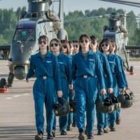 China baru-baru ini merekrut 10 wanita pertama yang dilatih untuk menjadi tentara pilot wanita. Mereka pun telah menyelesaikan penerbangan solo pertama. Momen bersejarah tersebut dibagikan kepada netizen yang mengundang kekaguman.  Foto: Facebook/Weibo