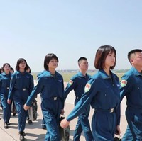 Dilaporkan China Daily bahwa sebenarnya China bukan pertama kali memiliki pilot wanita. Namun kesepuluh wanita kali ini adalah bagian khusus dari pilot wanita. Dikatakan bahwa China pertama kali melatih pilot wanita di 1951 dan ada sekitar 580 penerbang wanita dalam 10 generasi yang sudah tergabung dalam angkatan. Namun baru di angkatan kedelapan mereka terpilih untuk mengoperasi pesawat jet. Foto: Facebook/Weibo