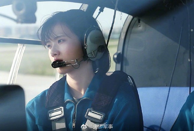 Dalam industri aviasi maupun angkatan tentara, kehadiran pilot wanita belum sebanyak pria. Pakar penerbangan pun menilai jika hal ini baik untuk keberagaman dan menyarankan agar mereka dilatih oleh sesama wanita. Foto: Facebook/Weibo