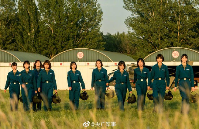 10 wanita ini pun dilaporkan sudah mulai berlatih menerbangkan pesawat sejak Februari. Para instruktur mengajar mereka untuk kemampuan dasar mengoperasi pesawat biasa hingga pesawat tempur.  Foto: Facebook/Weibo
