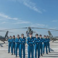 Dilansir CGTN, ke-10 wanita ini belum lama lulus SMA. Setelah menyelesaikan studi di 2017, mereka langsung direkrut untuk berlatih menjadi pilot wanita hingga 2021. Foto: Facebook/Weibo