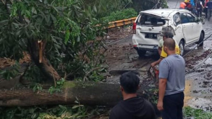 Hujan disertai angin kencang menerjang Kota Sukabumi, Jawa Barat. Peristiwa itu terjadi sekitar pukul 15.30 WIB, Rabu (23/9/2020).