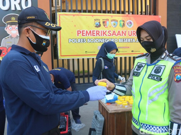 polisi di Bojonegoro lakukan tes urine dadakan guna antisipasi penyalahgunaan narkoba
