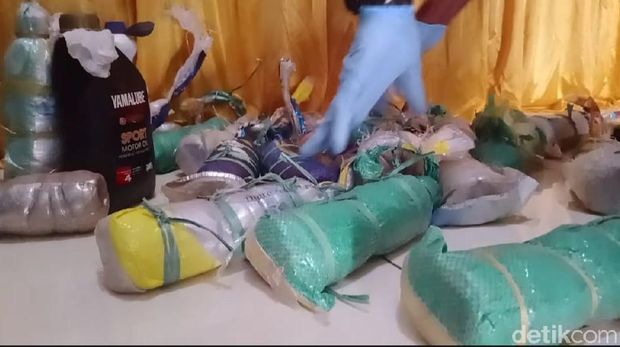 Polisi di Maluku menangkap 4 orang yang membawa merkuri untuk dijual ke penambang emas ilegal alias gurandil (Muslimin Abbas/detikcom)