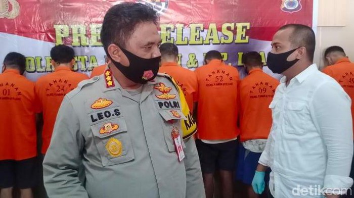 Polisi di Maluku menangkap 4 orang yang membawa merkuri untuk dijual ke penambang emas ilegal alias gurandil (Muslimin Abbas/detikcom)