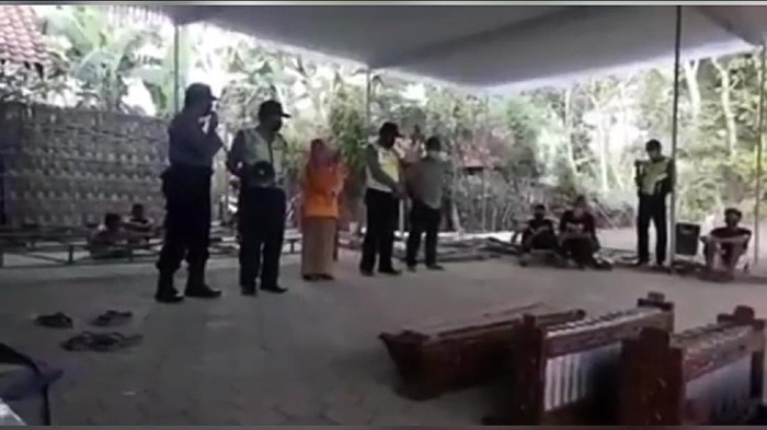 polisi gagalkan wayangan di ponorogo