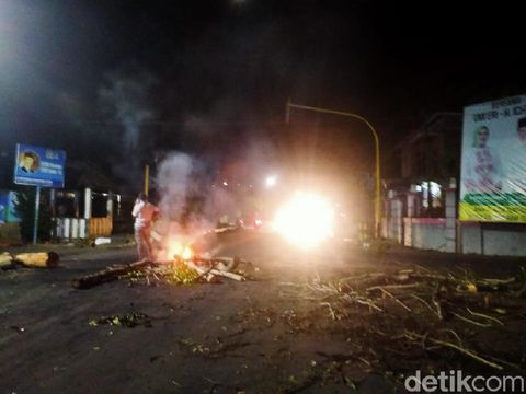 Polisi membubarkan pendukung pasangan Syaifurrahman dan Ika Risky Veriyani (SUKA)  yang demo menolak keputusan KPU Dompu (Faruk/detikcom)