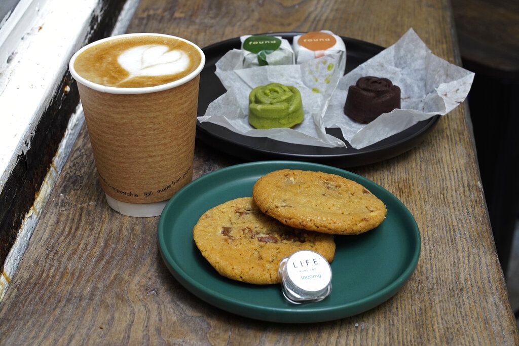Sebuah kafe di Hong Kong menjual makanan dan minuman yang mengandung ganja. Seperti apa potretnya?