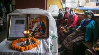 Rekor itu masih bertahan sampai sekarang. Dia juga mencapai pendakian musim dingin pertama di gunung setinggi 8.848 m (29.028 kaki) tanpa oksigen tambahan pada tahun 1987. AP Photo/Niranjan Shrestha  