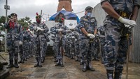 Pasukan Polisi Bersenjata Nepal memberikan pengawal kehormatan saat pemakaman Ang Rita Sherpa. AP Photo/Niranjan Shrestha  
