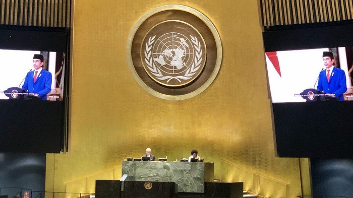 Layar memperlihatkan Presiden Joko Widodo menyampaikan pidato yang telah direkam sebelumnya  pada Sidang Majelis Umum ke-75 PBB secara virtual di Markas PBB, New York, Amerika Serikat, Rabu (23/9/2020). Dalam pidatonya Presiden Joko Widodo mengajak pemimpin dunia untuk bersatu dan bekerja sama dalam menghadapi pandemi COVID-19. ANTARA FOTO/HO/Kemenlu/wpa/aww.