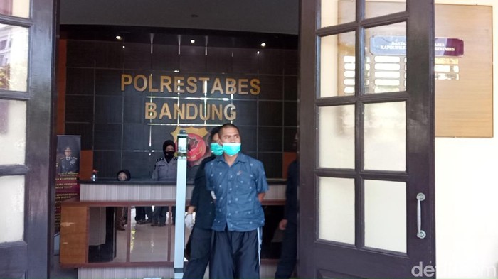 Polisi telah mengamankan pria berinisial DB yang melakukan perusakan masjid di Bandung. Polisi juga saat ini tengah menyelidiki terkait motif perusakan tersebut.