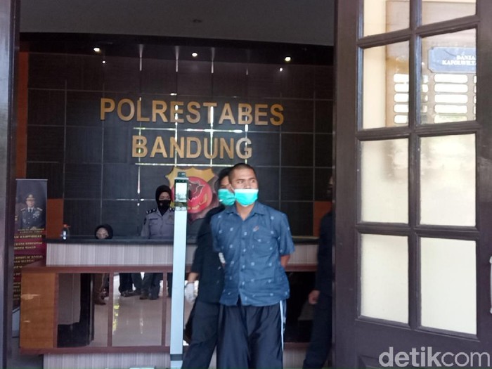 Polisi telah mengamankan pria berinisial DB yang melakukan perusakan masjid di Bandung. Polisi juga saat ini tengah menyelidiki terkait motif perusakan tersebut.