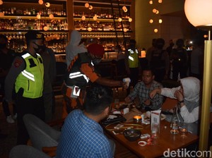 Dibawa ke Polrestabes Surabaya, 10 Karyawan Royal KTV Karaoke Dirapid Test