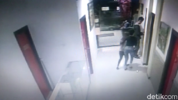 Rekaman CCTV saat mahasiswi di Makassar digilir pria.