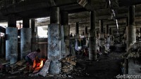 Warga miskin yang tinggal di kolong tol mengaku, masa PSBB ini sangatlah berat bagi mereka karena berdampak pada penurunan pendapatan