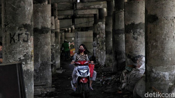 Akibat wabah COVID-19, resesi hampir pasti dialami Indonesia. Penurunan aktivitas ekonomi nasional ini akan berdampak pada PHK dan kemiskinan.