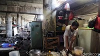 Para ekonom menyarankan pemerintah mengebut realisasi penyaluran stimulus kepada masyarakat, mulai dari bantuan sosial (bansos) hingga bantuan langsung tunai (BLT) untuk meredam dampak buruk dari resesi ekonomi.