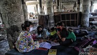 Anak-anak tengah belajar secara online di kolong tol.