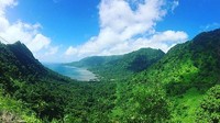 Setiap hari, kerjaan Rob hanya mengeksplorasi pulau tempatnya tinggal. Dia biasa berkeliling pulau naik mobil atau motor. Rob pun tersadar, bahwa tidak ada yang namanya istilah terjebak di surga. (dok. Rob Small/Istimewa)