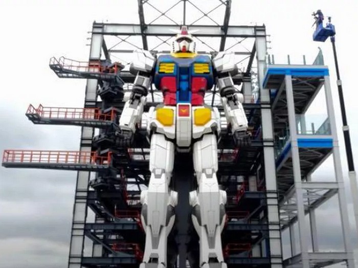 Robot Gundam setinggi 18 meter dan berat 25 ton bisa bergerak.