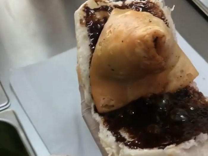 roti cokelat isi samosa Roti Cokelat Isi Samosa
Roti cokelat memang jadi varian favorit banyak orang. Tapi bagaimana kalau roti cokelat dikombinasikan dengan samosa? Sensasi manis dan renyahnya terasa unik.