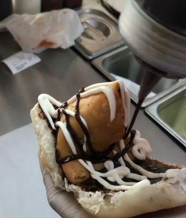 Roti Cokelat Isi SamosaRoti cokelat memang jadi varian favorit banyak orang. Tapi bagaimana kalau roti cokelat dikombinasikan dengan samosa? Sensasi manis dan renyahnya terasa unik.