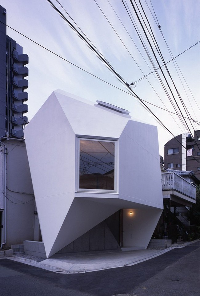 Rumah unik yang memiliki desain artistik ini terletak di Nakano, Tokyo, Jepang. Walaupun memiliki luas tanah yang kecil, namun rumah ini terlihat sangat nyaman dan juga menarik. Foto: dok. Makoto Yoshida / Atelier Tekuto