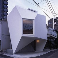 Rumah unik yang memiliki desain artistik ini terletak di Nakano, Tokyo, Jepang. Walaupun memiliki luas tanah yang kecil, namun rumah ini terlihat sangat nyaman dan juga menarik. Foto: dok. Makoto Yoshida / Atelier Tekuto