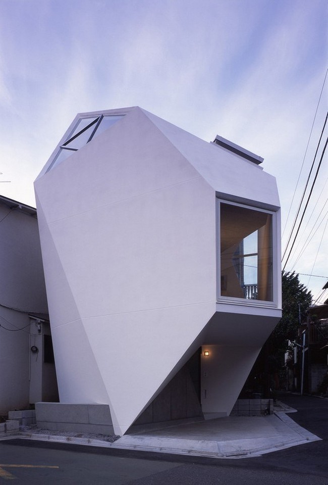 Rumah yang didesain oleh Yasuhiro Yamashita dan Yoichi Tanaka dari Atelier Tekuto ini hanya memiliki luas 44 meter persegi. Cukup kecil untuk sebuah rumah bukan? Foto: dok. Makoto Yoshida / Atelier Tekuto