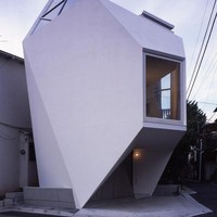 Rumah yang didesain oleh Yasuhiro Yamashita dan Yoichi Tanaka dari Atelier Tekuto ini hanya memiliki luas 44 meter persegi. Cukup kecil untuk sebuah rumah bukan? Foto: dok. Makoto Yoshida / Atelier Tekuto