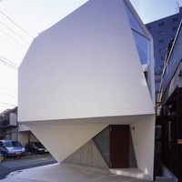 Sesuai dengan namanya, Reflection of Mineral, sang desainer rumah menggunakan kata mineral dan refleksi sebagai konsep panduan untuk mendesain rumah yang satu ini. Foto: dok. Makoto Yoshida / Atelier Tekuto