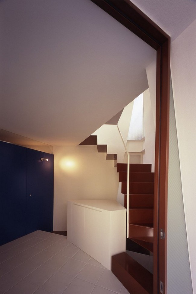 Mineral adalah fenomena yang menggabungkan sifat abstrak (objek konseptual) dengan sifat nonfiguratif (objek yang keberadaan materinya lebih nyata). Perubahan dari transparan menjadi tembus cahaya menjadi buram atau gelap terjadi sesuai dengan intensitas dan sudut cahaya. Foto: dok. Makoto Yoshida / Atelier Tekuto