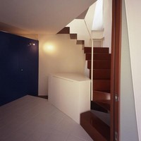 Mineral adalah fenomena yang menggabungkan sifat abstrak (objek konseptual) dengan sifat nonfiguratif (objek yang keberadaan materinya lebih nyata). Perubahan dari transparan menjadi tembus cahaya menjadi buram atau gelap terjadi sesuai dengan intensitas dan sudut cahaya. Foto: dok. Makoto Yoshida / Atelier Tekuto