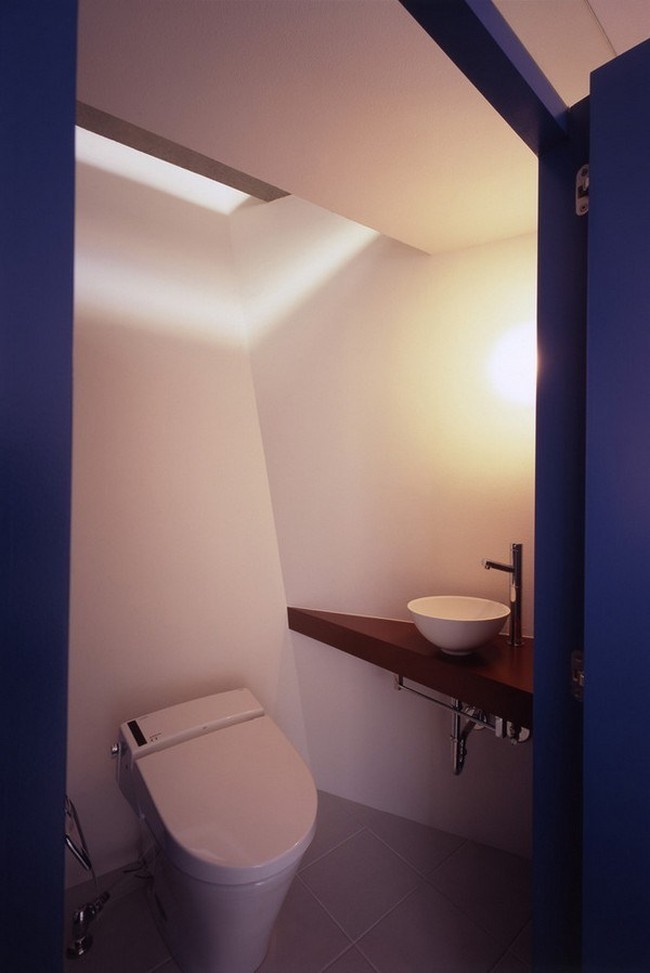 Refleksi adalah konsep yang berkaitan dengan persepsi ruang. Dengan mengontrol geometri (segi dengan tiga faktor: transparan, tembus cahaya, dan buram) dan menyatukannya dengan cara tiga dimensi di dalam ruang internal, akan menghadirkan refleksi visual. Foto: dok. Makoto Yoshida / Atelier Tekuto