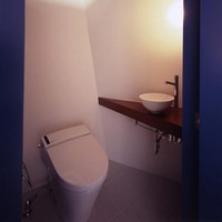 Refleksi adalah konsep yang berkaitan dengan persepsi ruang. Dengan mengontrol geometri (segi dengan tiga faktor: transparan, tembus cahaya, dan buram) dan menyatukannya dengan cara tiga dimensi di dalam ruang internal, akan menghadirkan refleksi visual. Foto: dok. Makoto Yoshida / Atelier Tekuto