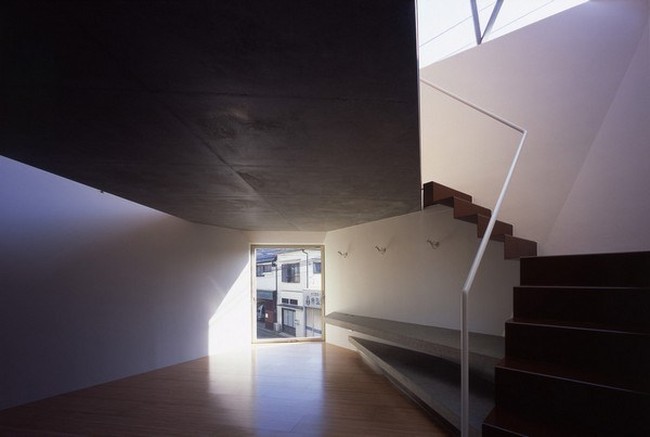 Berkat desainnya yang unik dan memungkinkan banyak cahaya untuk cahaya masuk, pastinya kamu bisa lebih hemat listrik. Foto: dok. Makoto Yoshida / Atelier Tekuto