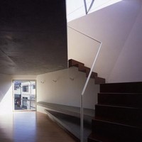 Berkat desainnya yang unik dan memungkinkan banyak cahaya untuk cahaya masuk, pastinya kamu bisa lebih hemat listrik. Foto: dok. Makoto Yoshida / Atelier Tekuto