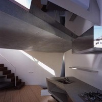Dilihat dari foto, bagian dalam rumah unik yang satu ini cukup luas dan nyaman walaupun luas tanahnya kecil. Cukup mengagumkan bukan? Foto: dok. Makoto Yoshida / Atelier Tekuto