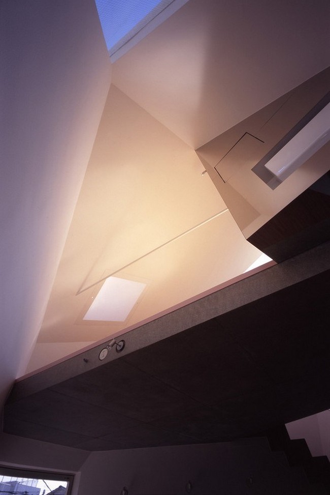 Rumah unik yang satu ini bisa kamu jadikan inspirasi, terutama bagi yang memiliki lahan tidak terlalu luas. Dengan desain seperti ini, rumahmu dijamin akan terlihat super keren. Foto: dok. Makoto Yoshida / Atelier Tekuto