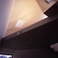 Rumah unik yang satu ini bisa kamu jadikan inspirasi, terutama bagi yang memiliki lahan tidak terlalu luas. Dengan desain seperti ini, rumahmu dijamin akan terlihat super keren. Foto: dok. Makoto Yoshida / Atelier Tekuto