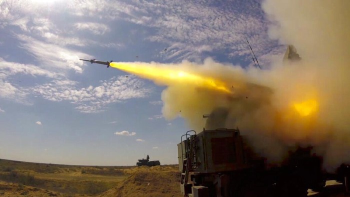 Rusia Gelar Latihan Militer Besar Bareng 5 Negara In this photo taken from a footage released on Sept. 22, 2020 by Russian Defense Ministry Press Service, Paratroopers attend a military exercises at the Ashuluk military base in Southern Russia. Russian Air Defense systems successfully repelled aerial strike during joined military drills in the south of Russia. The drills, expected to be held in Black Sea and Caspian sea waters, will take place until September 26th. Belarus, Armenia, China, Pakistan and Myanmar take part in the exercises. (Vadim Grishankin/Russian Defense Ministry Press Service via AP)