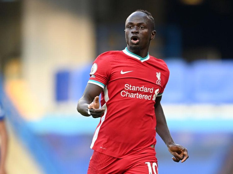 LONDON, ENGLAND - SEPTEMBER 20: Sadio Mane of Liverpool celebrates after scoring his teams first goal during the Premier League match between Chelsea and Liverpool at Stamford Bridge on September 20, 2020 in London, England. (Photo by Michael Regan/Getty Images)
