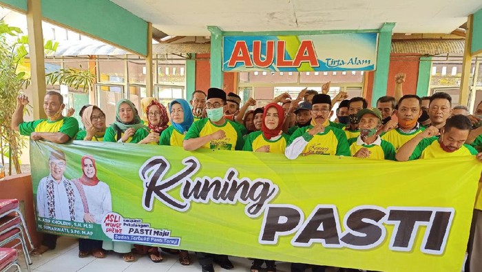 Sejumlah pengurus dan kader Partai Golkar di Pekalongan ramai-ramai mengikuti deklarasi mendukung pasangan calon bupati petahana Asip Kholbihi di Pilbup Pekalongan 2020.