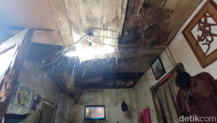 Sekeluarga di Bandung tingga di rumah tidak layak huni dan membutuhkan bantuan