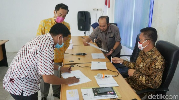 Serah terima SK Penetapan paslon tunggal Arif Sugiyanto-Ristawati Purwaningsih di Pilkada Kebumen, Rabu (23/9/2020). 

KPU Kabupaten Kebumen, Jawa Tengah hanya menetapkan satu paslon yang akan menjadi peserta dalam Pilkada 2020. Meski sempat ada perpanjangan waktu pendaftaran, namun hingga akhir masa perpanjangan tetap hanya ada satu paslon yang mendaftar dan dipastikan menjadi calon tunggal yang akan melawan kotak kosong di Pilbup Kebumen.