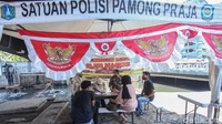 Warga yang kedapatan melanggar protokol kesehatan didata oleh para petugas.