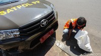 Razia serta sanksi sosial tersebut dilakukan untuk meningkatkan kesadaran masyarakat akan pentingnya menerapkan protokol kesehatan guna mencegah penyebaran virus Corona.