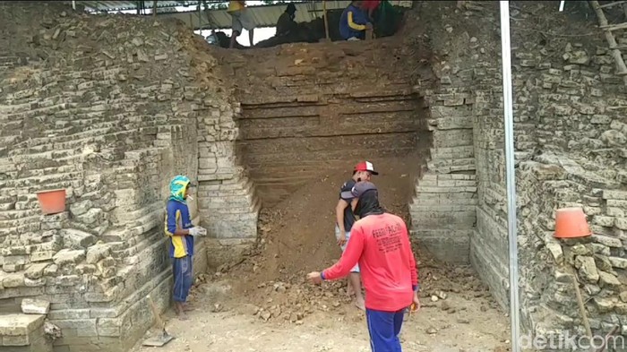 Ekskavasi Situs Candi Patakan semakin menarik. Tidak ditemukan pintu di situs yang berada di Desa Patakan, Kecamatan Sambeng, Lamongan ini.