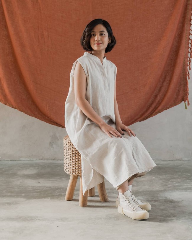 Lebih lanjut Rowland mengatakan, material tenun eceng gondok yang digunakan merupakan karya para perajin di Pekalongan, Jawa Tengah. Tenun tersebut kemudian melalui tahap assembling di workshop Pijakbumi di Bandung. Ibu-ibu perajin sangat antusias, apalagi setelah melihat hasil akhir dari pembuatan sepatu ini, tambahnya. (Foto: Instagram/@pijakbumi)